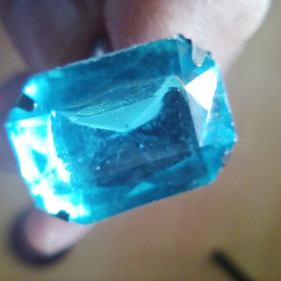 🔵💍 Bright Blue Plastic Ring with Silver-Colored Band - Small 💍🔵 - Picture 6 of 7